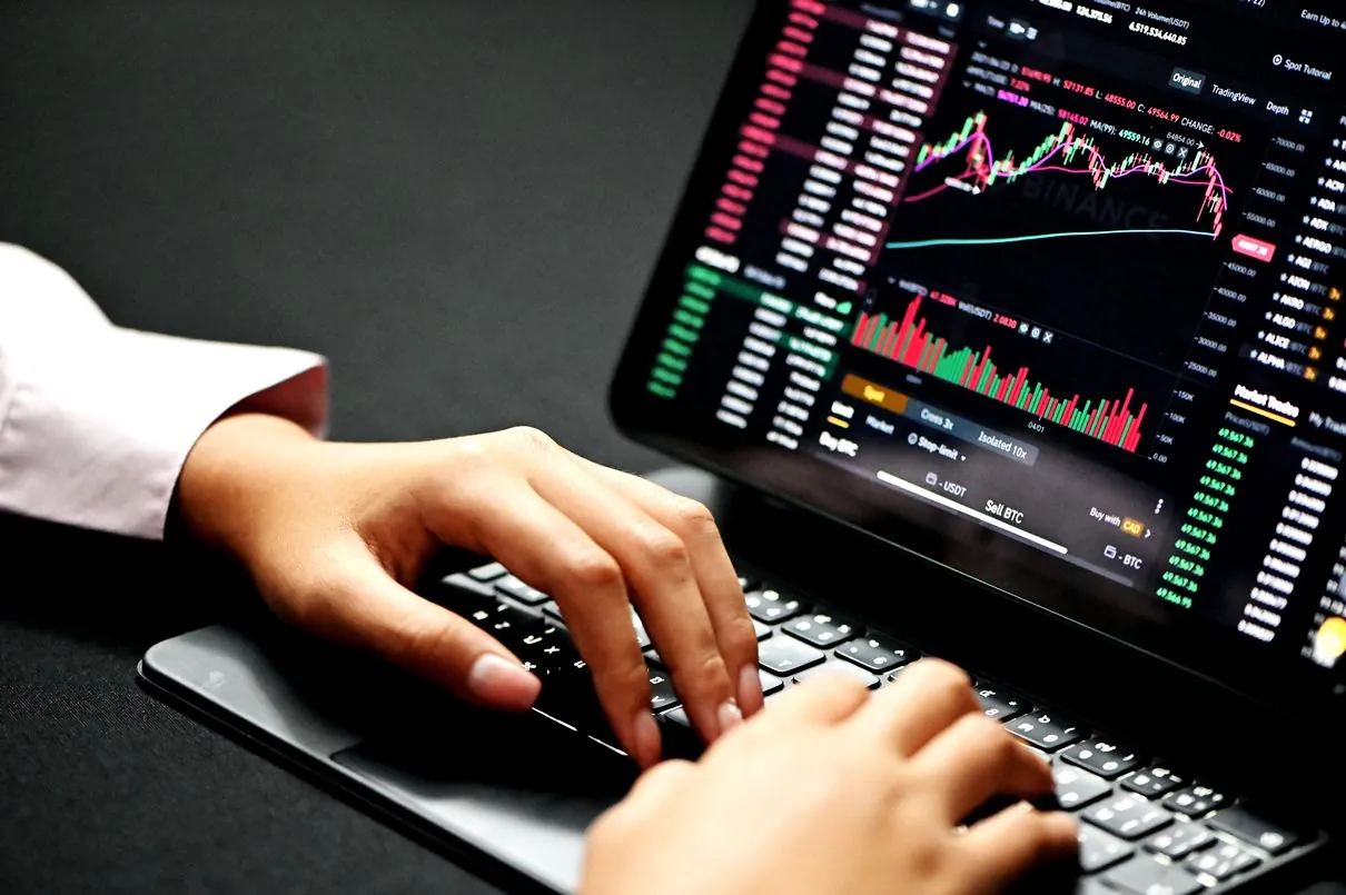 Forex Traders Strategies for Managing Currency Market Volatility and Risk